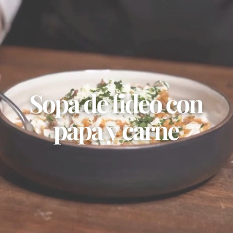 Sopa de fideo con papa y carne